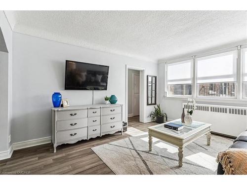 3A-5 East 36Th Street, Hamilton, ON - Indoor Photo Showing Living Room