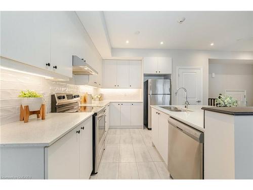 31-81 Armdale Road, Mississauga, ON - Indoor Photo Showing Kitchen With Stainless Steel Kitchen With Double Sink With Upgraded Kitchen