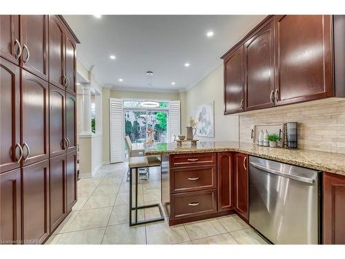 2476 North Ridge Trail, Oakville, ON - Indoor Photo Showing Kitchen With Upgraded Kitchen