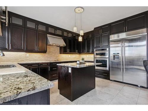 20 Island Grove, Brampton, ON - Indoor Photo Showing Kitchen With Upgraded Kitchen