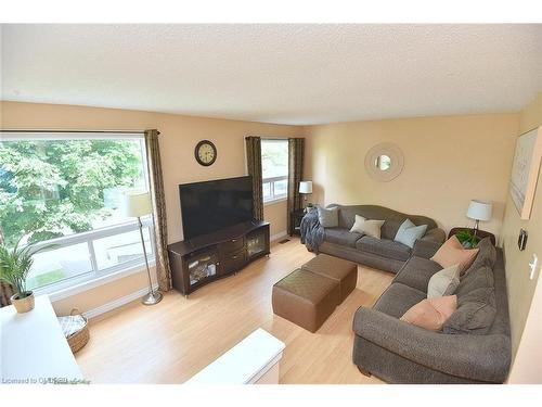 159-11 Queenslea Drive, Hamilton, ON - Indoor Photo Showing Living Room