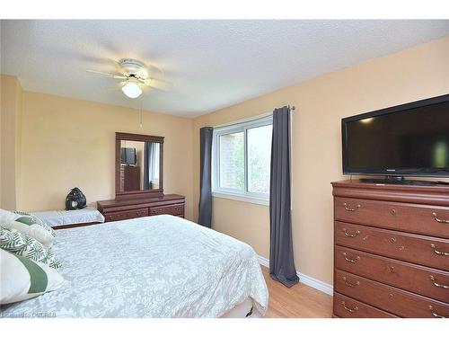 159-11 Queenslea Drive, Hamilton, ON - Indoor Photo Showing Bedroom