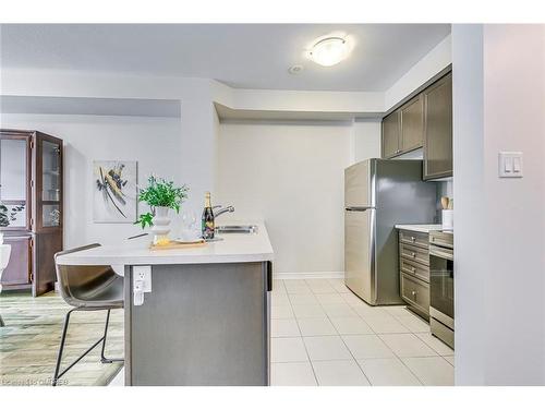 20-2435 Greenwich Drive, Oakville, ON - Indoor Photo Showing Kitchen With Double Sink