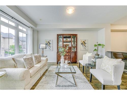 20-2435 Greenwich Drive, Oakville, ON - Indoor Photo Showing Living Room