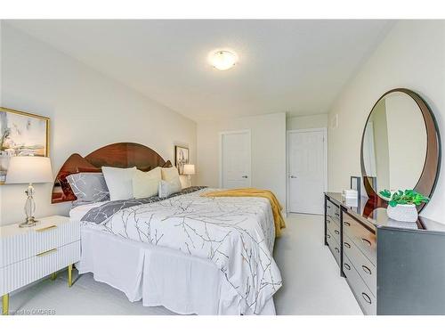 20-2435 Greenwich Drive, Oakville, ON - Indoor Photo Showing Bedroom