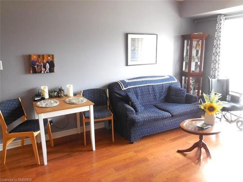 320-8 Harris Street, Cambridge, ON - Indoor Photo Showing Living Room