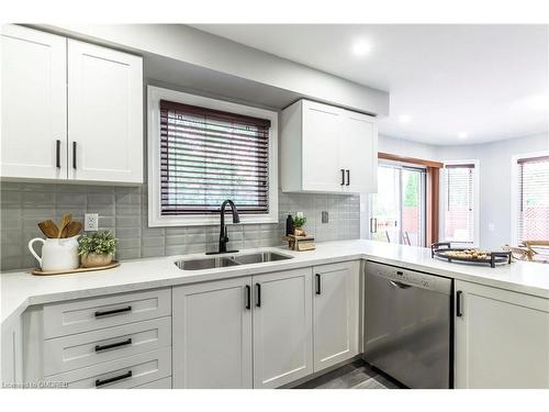 6503 Alderwood Trail, Mississauga, ON - Indoor Photo Showing Kitchen With Double Sink With Upgraded Kitchen