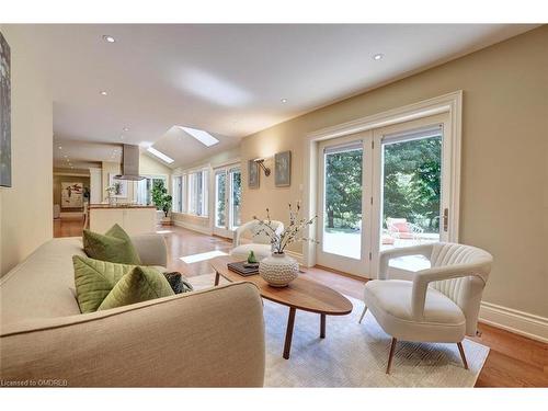 1735 Blythe Road, Mississauga, ON - Indoor Photo Showing Living Room