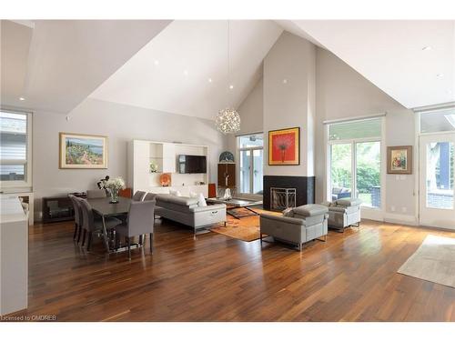 1414 Amber Crescent, Oakville, ON - Indoor Photo Showing Living Room