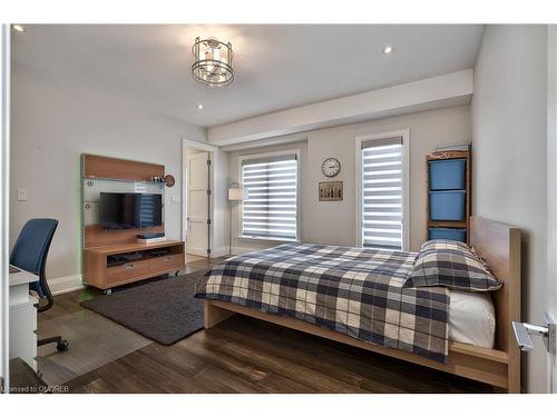 390 Sandhurst Drive, Oakville, ON - Indoor Photo Showing Bedroom