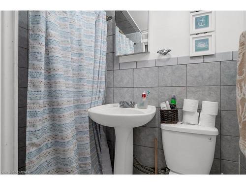 197 Charlotte Street, Hamilton, ON - Indoor Photo Showing Bathroom