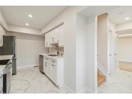 16 Jasmine Square, Brampton, ON - Indoor Photo Showing Kitchen