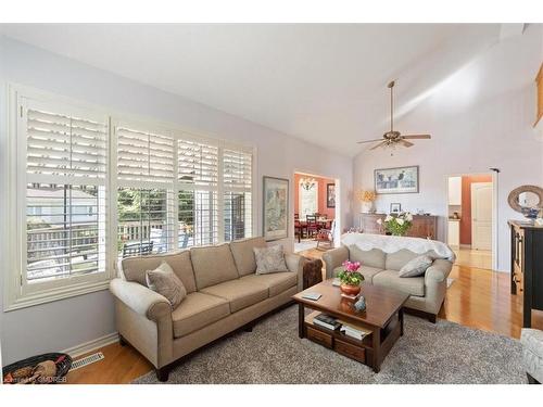 64-308 Silverbirch Boulevard, Hamilton, ON - Indoor Photo Showing Living Room