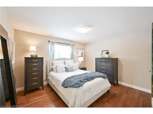 1114-1492 Pilgrims Way, Oakville, ON - Indoor Photo Showing Bedroom