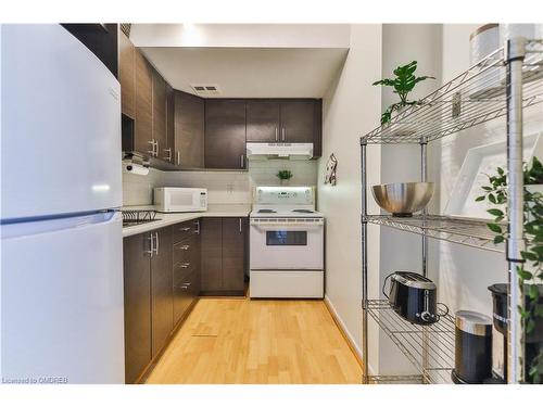 1102-150 Charlton Avenue E, Hamilton, ON - Indoor Photo Showing Kitchen