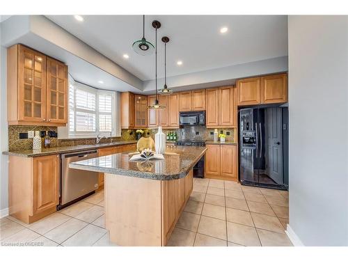 2216 Lapsley Crescent, Oakville, ON - Indoor Photo Showing Kitchen