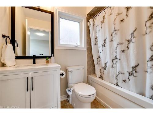 240 Butterfly Lane, Oakville, ON - Indoor Photo Showing Bathroom