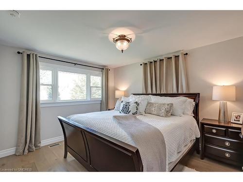 18 Alderson Drive, Hamilton, ON - Indoor Photo Showing Bedroom