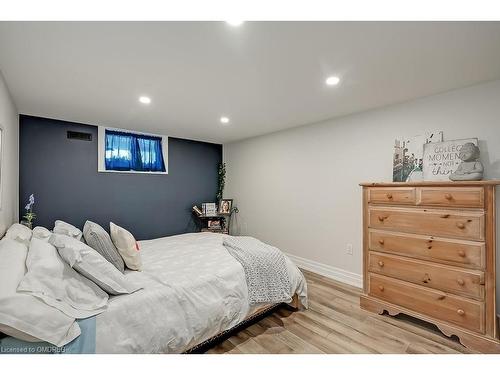 18 Alderson Drive, Hamilton, ON - Indoor Photo Showing Bedroom