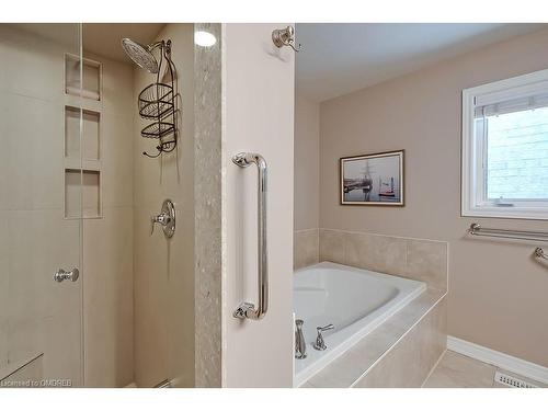 2433 Presquile Drive, Oakville, ON - Indoor Photo Showing Bathroom