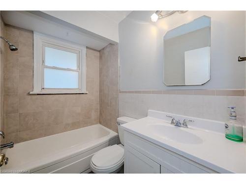 16 Huntington Avenue, Hamilton, ON - Indoor Photo Showing Bathroom