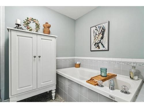 324-2030 Cleaver Avenue, Halton, ON - Indoor Photo Showing Bathroom