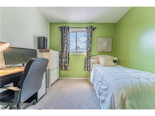 437 Ontario Street N, Milton, ON - Indoor Photo Showing Bedroom