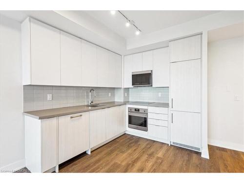 805-297 Oak Walk Drive, Oakville, ON - Indoor Photo Showing Kitchen