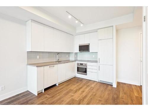 805-297 Oak Walk Drive, Oakville, ON - Indoor Photo Showing Kitchen