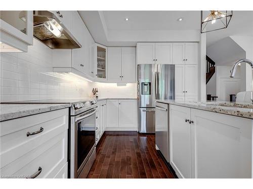 3293 Mockingbird Common, Oakville, ON - Indoor Photo Showing Kitchen With Upgraded Kitchen