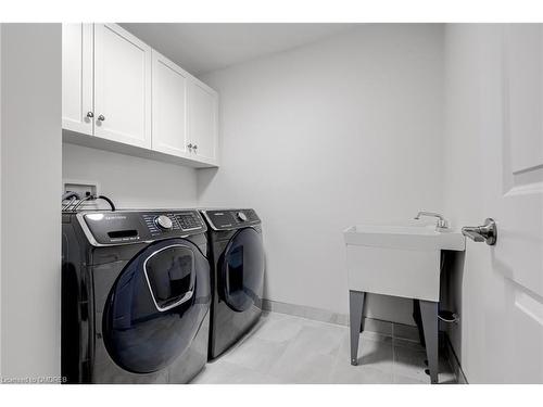 3293 Mockingbird Common, Oakville, ON - Indoor Photo Showing Laundry Room