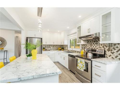 7021 Whitman Avenue, Niagara Falls, ON - Indoor Photo Showing Kitchen With Upgraded Kitchen