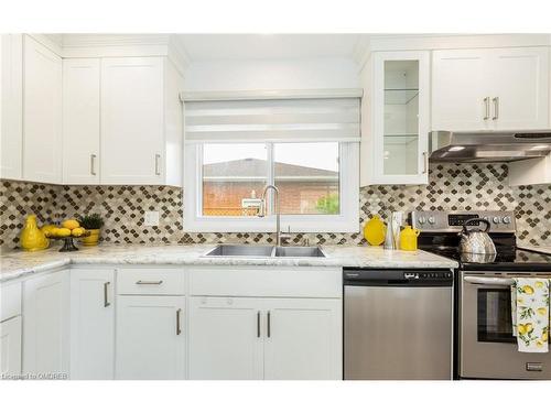 7021 Whitman Avenue, Niagara Falls, ON - Indoor Photo Showing Kitchen With Double Sink With Upgraded Kitchen