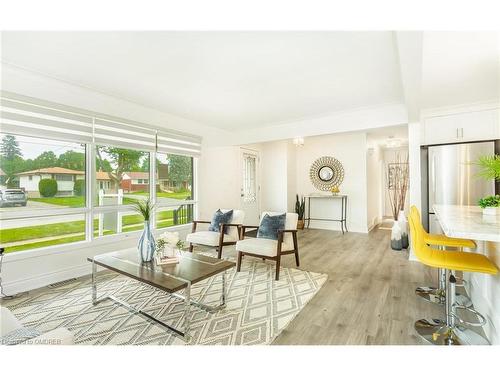 7021 Whitman Avenue, Niagara Falls, ON - Indoor Photo Showing Living Room