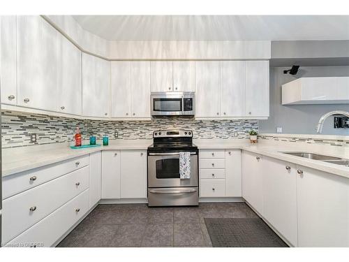 651 Farmstead Drive, Milton, ON - Indoor Photo Showing Kitchen With Upgraded Kitchen