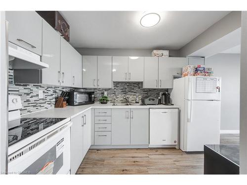 1104-30 Chapman Court, London, ON - Indoor Photo Showing Kitchen