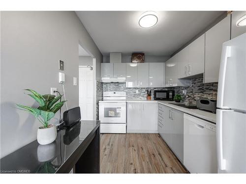 1104-30 Chapman Court, London, ON - Indoor Photo Showing Kitchen