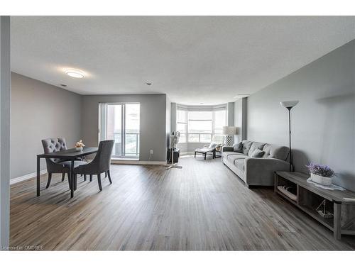 1104-30 Chapman Court, London, ON - Indoor Photo Showing Living Room