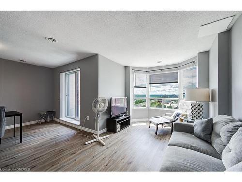 1104-30 Chapman Court, London, ON - Indoor Photo Showing Living Room