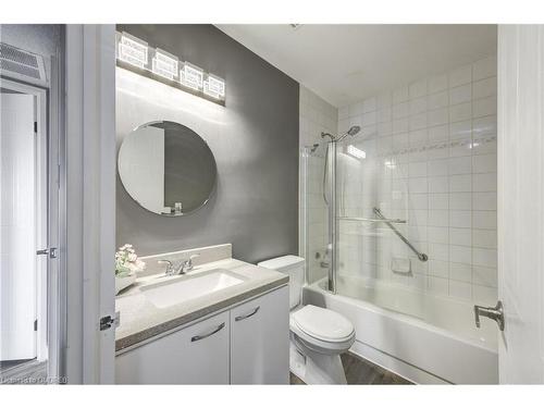 1104-30 Chapman Court, London, ON - Indoor Photo Showing Bathroom