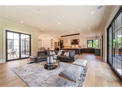 584 Fourth Line, Oakville, ON - Indoor Photo Showing Living Room