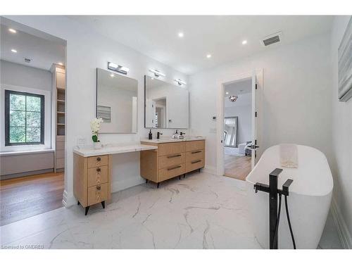 584 Fourth Line, Oakville, ON - Indoor Photo Showing Bathroom