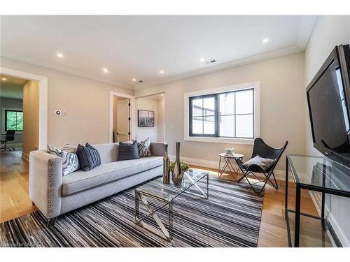 584 Fourth Line, Oakville, ON - Indoor Photo Showing Living Room