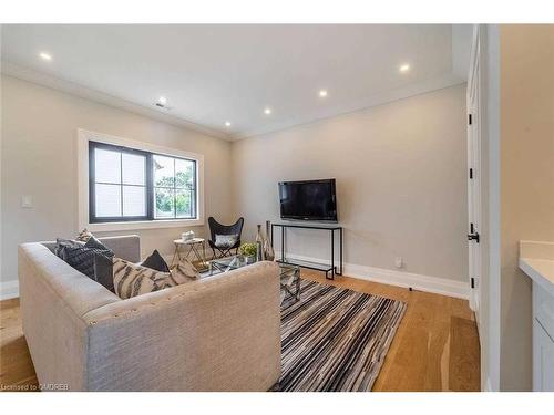 584 Fourth Line, Oakville, ON - Indoor Photo Showing Living Room