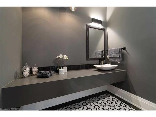 584 Fourth Line, Oakville, ON - Indoor Photo Showing Bathroom