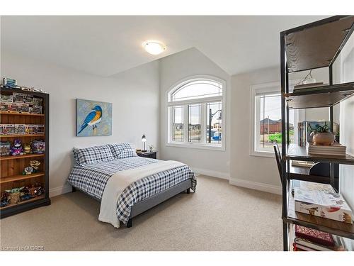 68 Great Falls Boulevard, Waterdown, ON - Indoor Photo Showing Bedroom