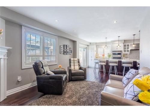 2936 Castlebridge Drive, Mississauga, ON - Indoor Photo Showing Living Room