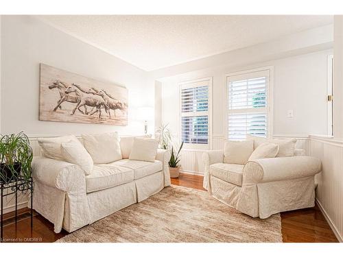 2292 Saddlecreek Crescent, Oakville, ON - Indoor Photo Showing Living Room