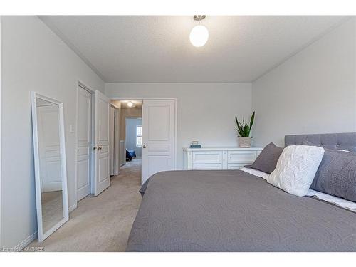 2292 Saddlecreek Crescent, Oakville, ON - Indoor Photo Showing Bedroom