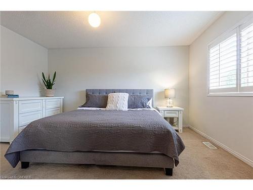 2292 Saddlecreek Crescent, Oakville, ON - Indoor Photo Showing Bedroom